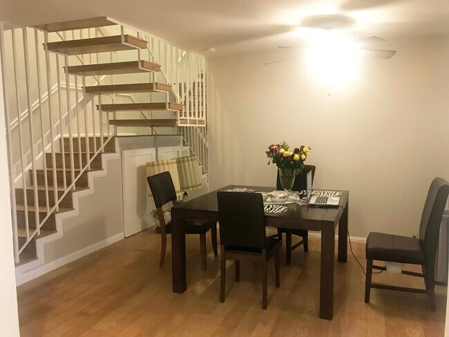 Espacio de almacenamiento debajo de las escaleras - 10659 Caminito Cascara