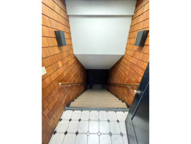 Foto del edificio - Special 1BR/1BA, Duplex, NO COMMON WALLS, ...