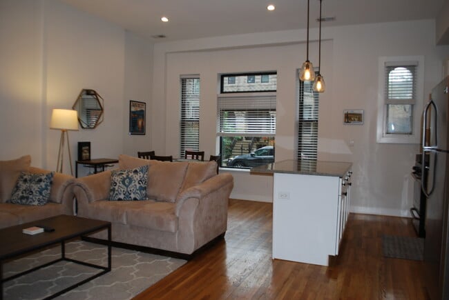 Building Photo - 609 W Oakdale Ave