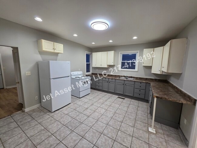 Foto del edificio - 4 bed, 2 bath HOUSE For Rent