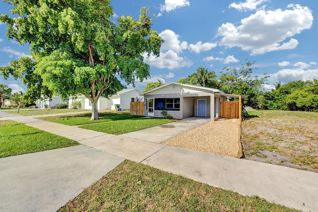 Primary Photo - 240 NW 9th Ave