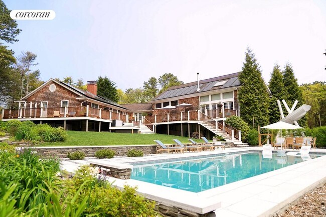 Building Photo - 565 Montauk Hwy