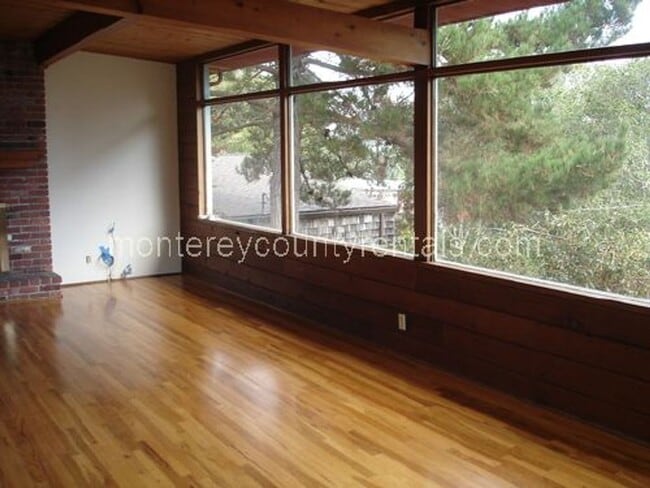 Foto del edificio - Enjoy this great home with dramatic bay views