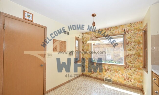 Building Photo - COMING SOON Welcome Home to this Charming ...