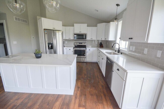 Foto del edificio - Bright & modern main floor living in newer home!