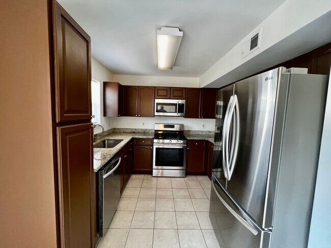 Foto del edificio - Spacious 4 Bedroom 3.5 Bathroom with Deck ...