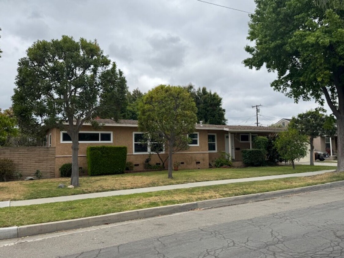 Foto principal - Newly Renovated 4 Bedroom 2 Bath home, wit...