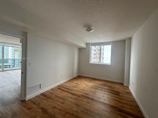 Foto del edificio - 601 NE 23rd St