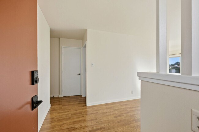 Foto del edificio - Spacious Three Bedroom Home in Forest Knol...