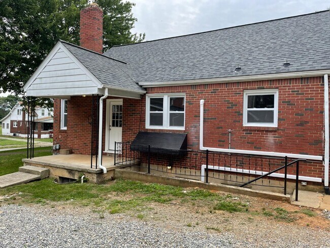 Foto del edificio - 3652 Roundhill Ave NW