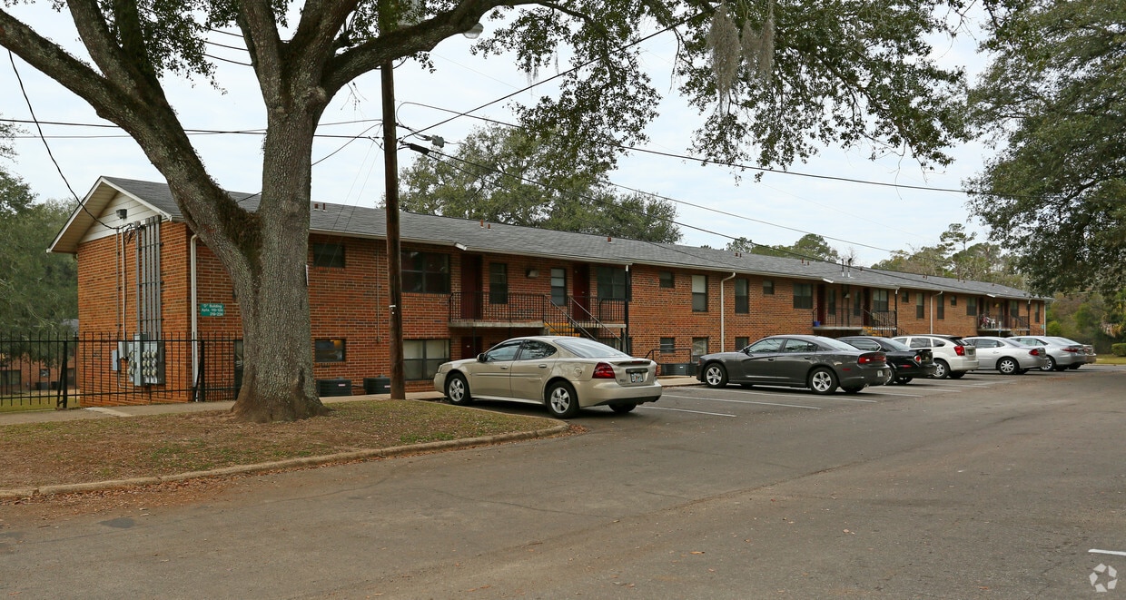 Primary Photo - Leon Arms Apartments