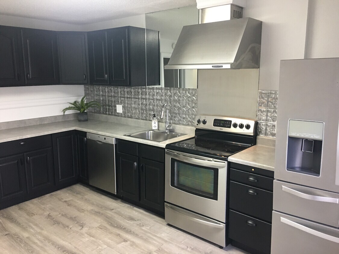 Kitchen - 411 St Louis Rd