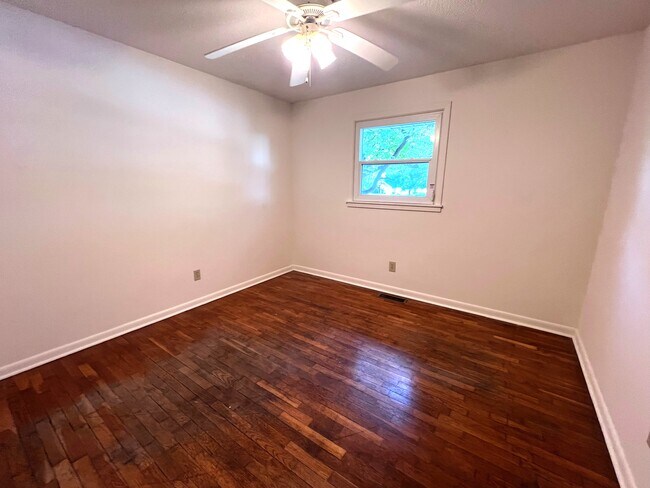 Dormitorio 1 - 2213 Philo Rd