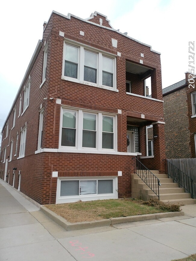 Building Photo - 2558 W 39th Pl