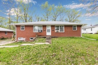 Building Photo - 1408 W Ash St