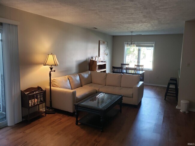 Foto del edificio - 1204 S College Mall Rd