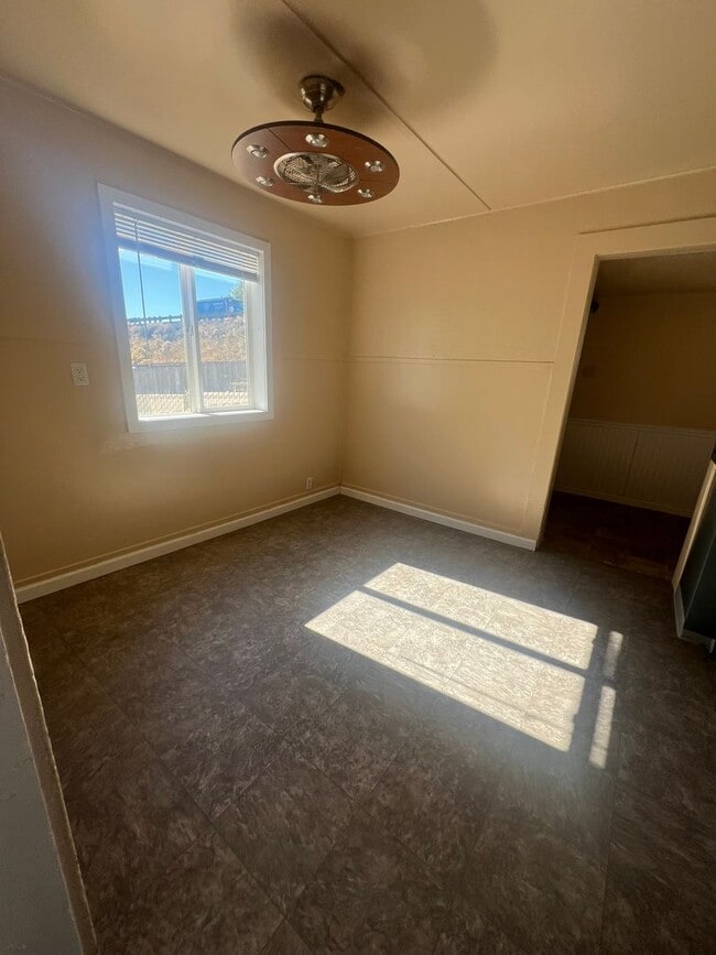 Building Photo - 2 Bedroom, 1 Bathroom Home