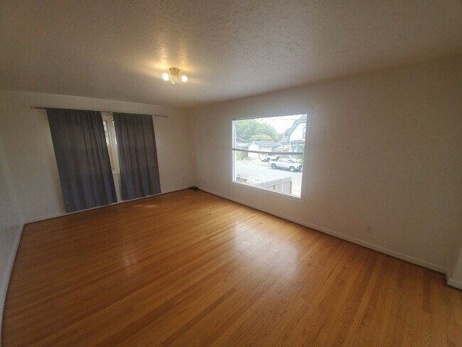 Foto del edificio - Pet-friendly upstairs 1BD/1BA Eureka apartment!