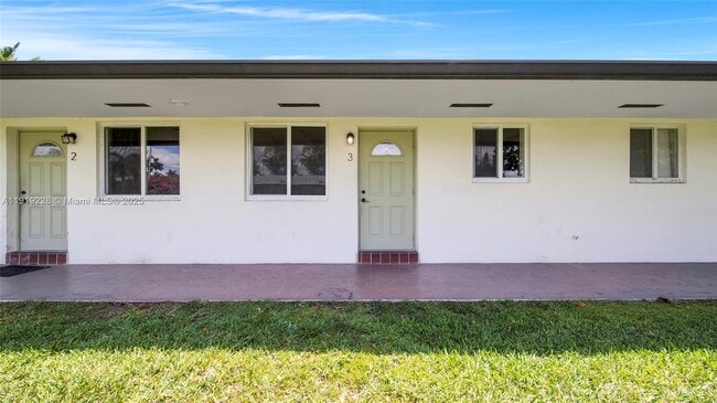 Foto del edificio - 592 NE 150th St