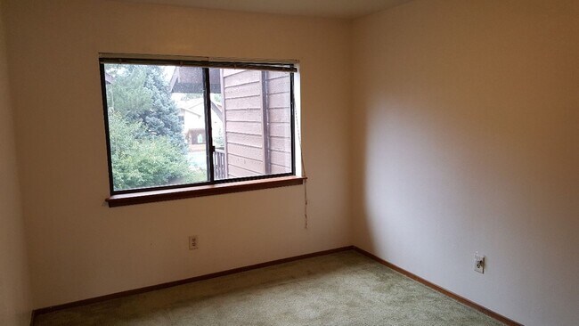 Building Photo - 2 bed 2 bath condo