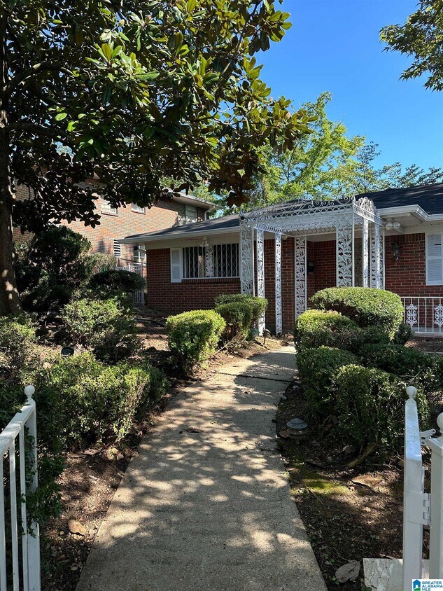 Foto principal - 905 45th St N