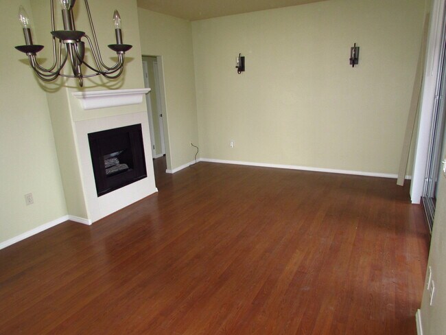 Foto del edificio - Downstairs 2 bedroom condo in great location