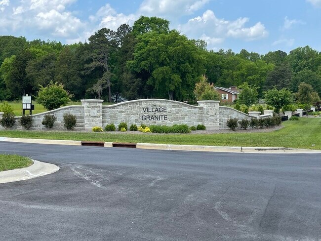 Building Photo - 1020 Standing Oak Dr