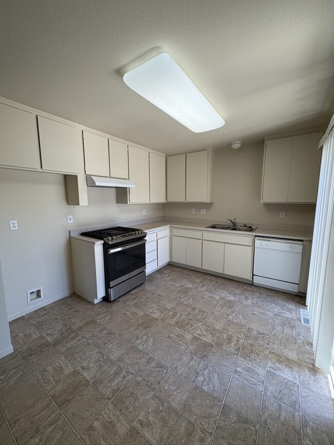Building Photo - 936 Delport Ave