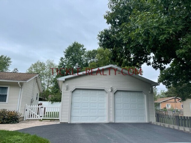 Foto del edificio - 3 Bedroom Ranch - Huge Garage - Fenced Yard