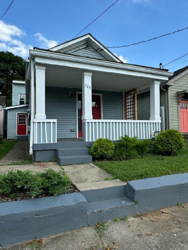 Building Photo - Clifton/Frankfort 3 Bedroom 2-Bath House