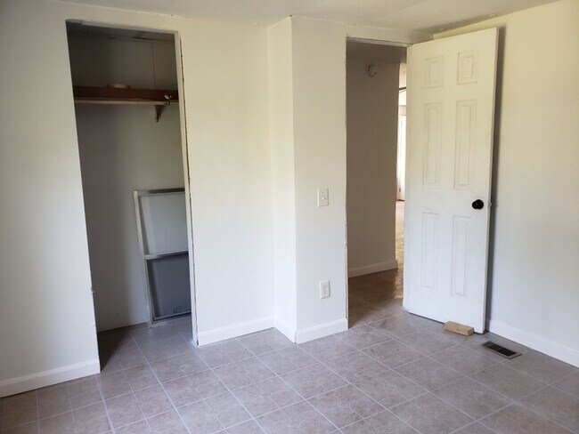 Foto del edificio - APPROVED SECTION 8 VOUCHERS APPLY NOW! Rent this 3 Bedroom in Trenton!
