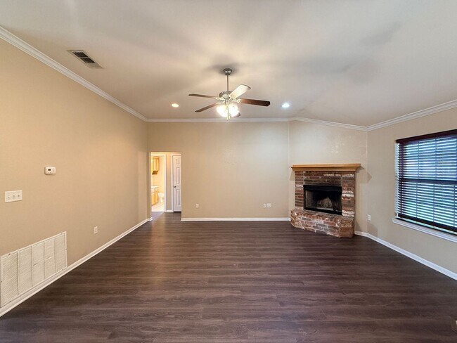 Building Photo - $500 OFF OF 1ST FULL MONTH OF RENT- AVAILABLE NOW!