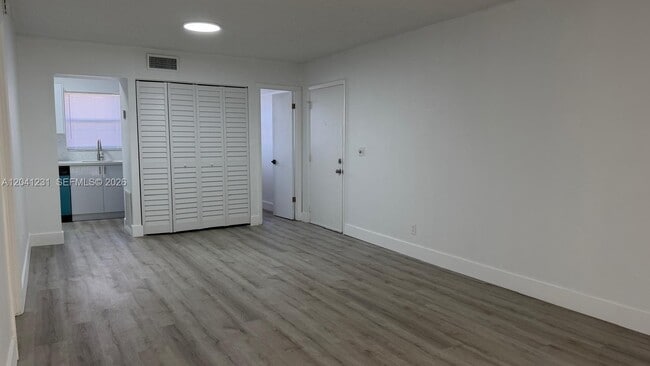 Building Photo - 237 Lake Frances Dr
