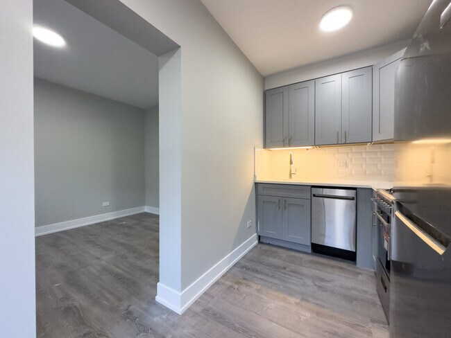 Building Photo - 510 W Belmont Ave