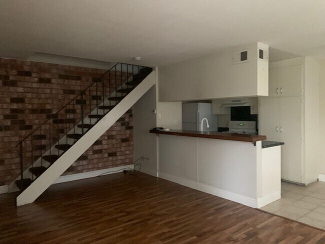 Foto del edificio - 2 Bed/One Bath Condo, Blossom Valley Popul...
