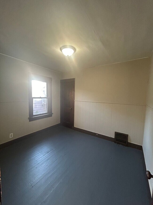 Building Photo - 709 Anderson Ave