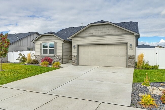 Building Photo - Bright 3-Bedroom Retreat with 2 Full Baths...