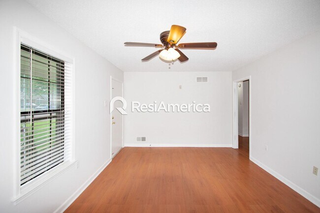 Building Photo - Newly Renovated 3/2 In Bartlett