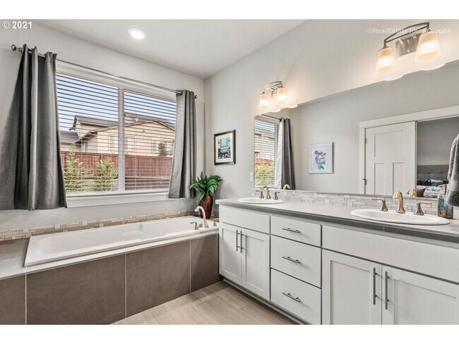 Foto del edificio - Stunning 3BD Home in Ridgefield!  Gourmet Kitchen & High End Finishes!