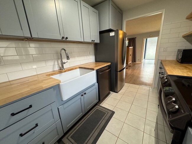 Building Photo - 3/2 with 2 car carport East Honolulu