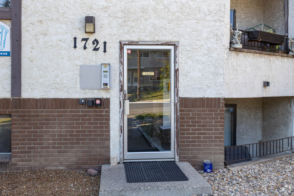 Building Photo - 1721 34 Av SW