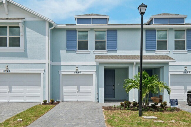 Building Photo - 5740 SE Edgewater Cir