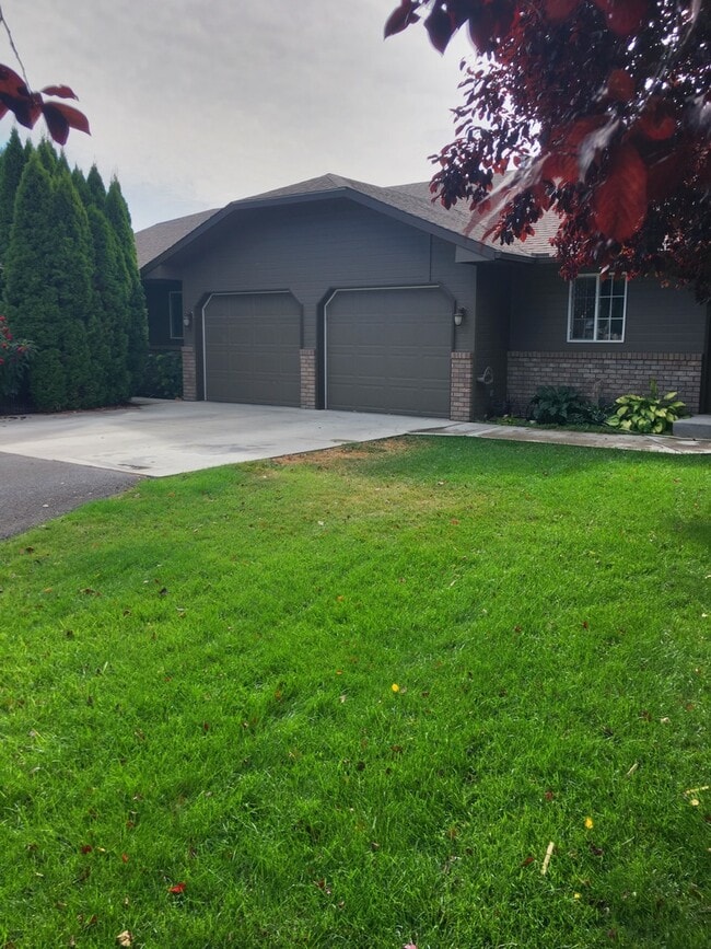 Building Photo - 809-811 Jamie Dr