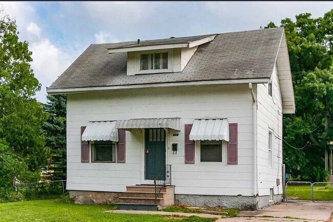 Building Photo - 610 36th St NE