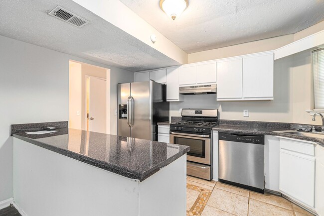 Building Photo - 4 bdrm, 2 bath home w/ a pool! Pool service included!