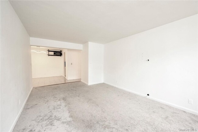 Building Photo - 5 Sadore Ln