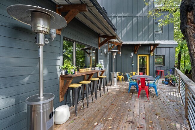 Foto del edificio - STUNNING home in heart of Carrboro availab...