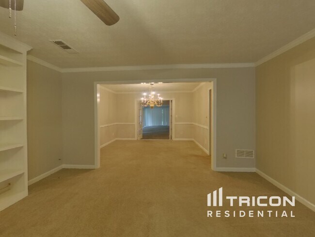 Building Photo - 2544 Highland Dr SE