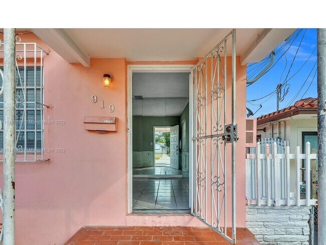 Foto del edificio - 919 NW 23rd Ct