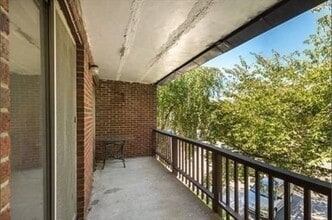 Building Photo - 140 Kenrick St